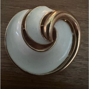 Vintage CROWN TRIFARI Brooch White Enamel Gold Tone Swirl Loop Mid Century